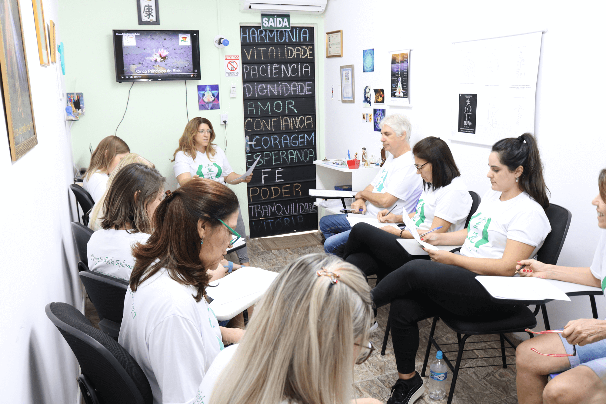 Alunos durante a parte teórica do curso em reiki